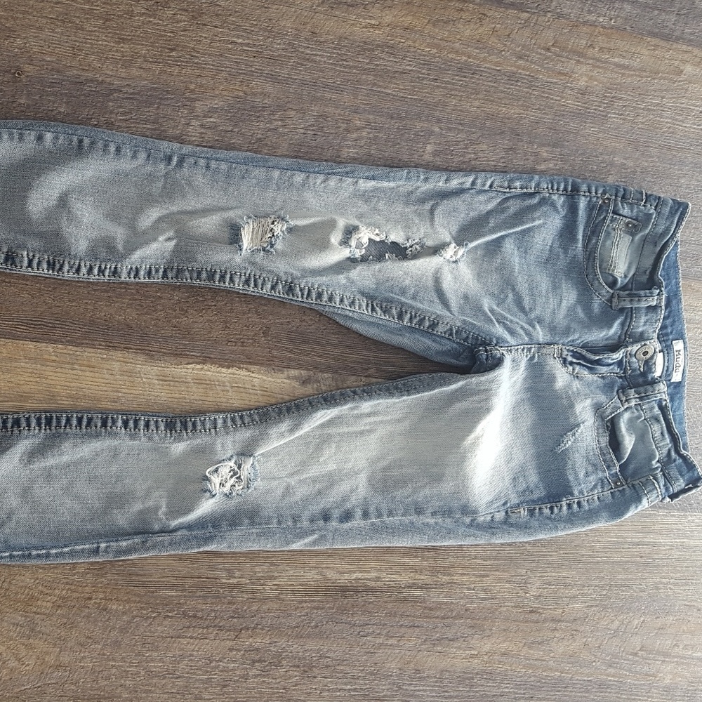 Distressed skinny jeans